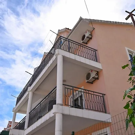 Nyaraló House Narona *